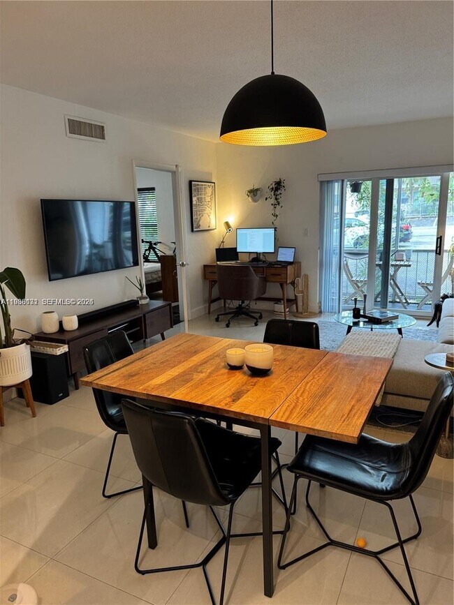 Building Photo - 215 NE 16th Ave