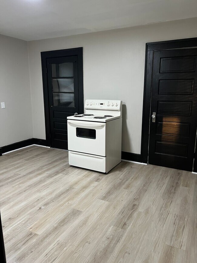 Building Photo - 1247 W Lee St