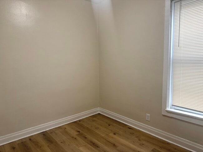 Building Photo - 2158 N Hamlin Ave