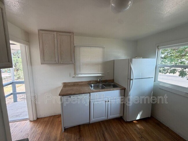 Building Photo - 2044 10th Ave