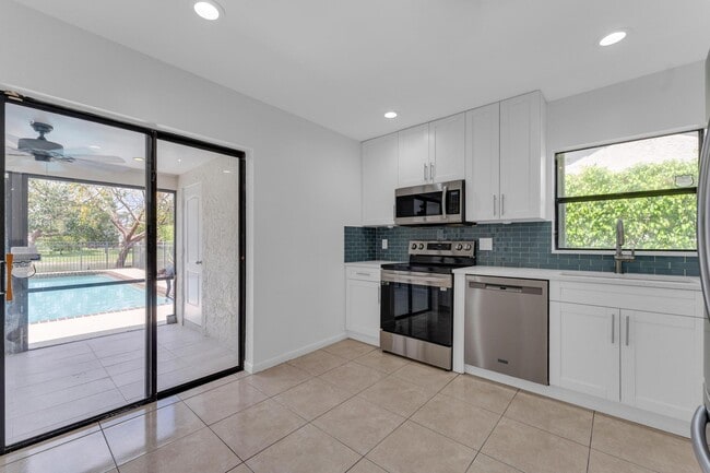 Building Photo - 10084 Camelback Ln