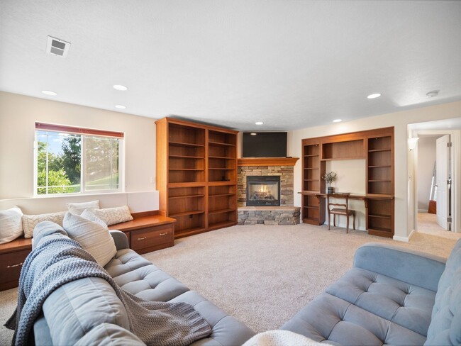 Building Photo - Dream Home At Shelley Lake