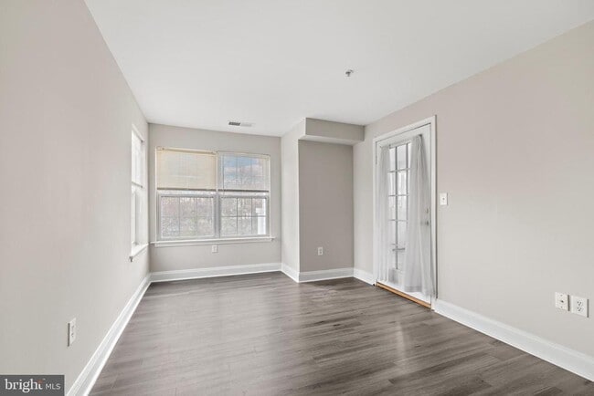 Building Photo - 6520 Lake Park Dr