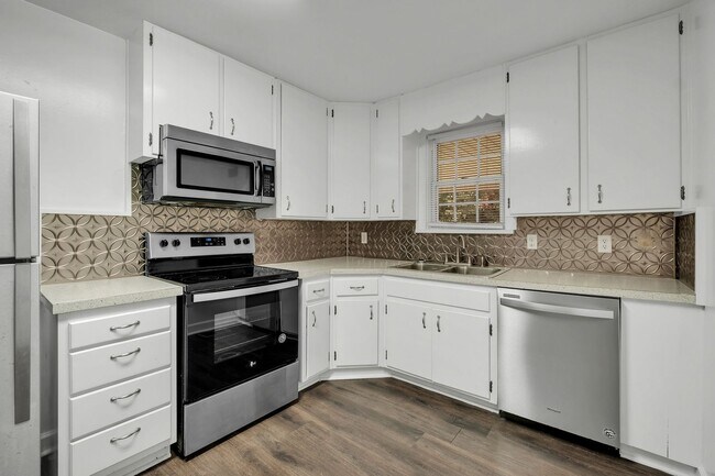 Building Photo - 242 S Lipona Rd
