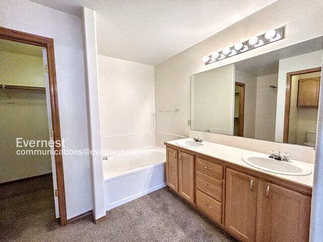 Building Photo - 4939 Chariot Dr