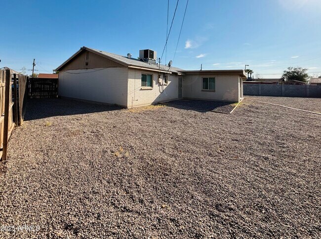 Building Photo - 4842 W Elm St