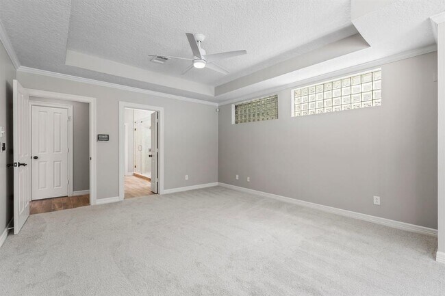 Building Photo - 6 Woodmere Pl