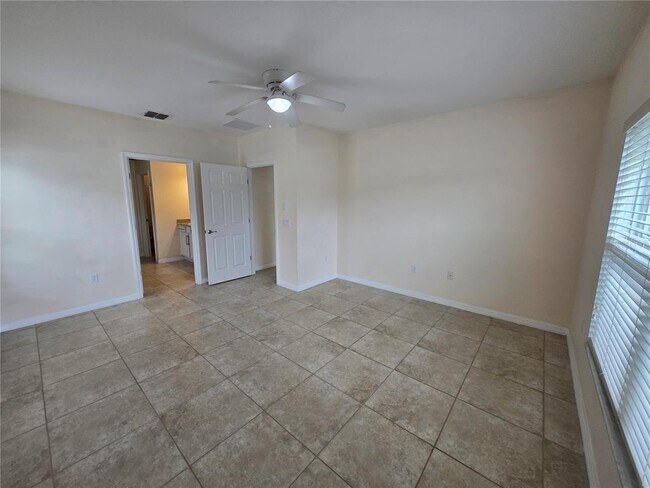 Building Photo - 2246 Waukegan Dr