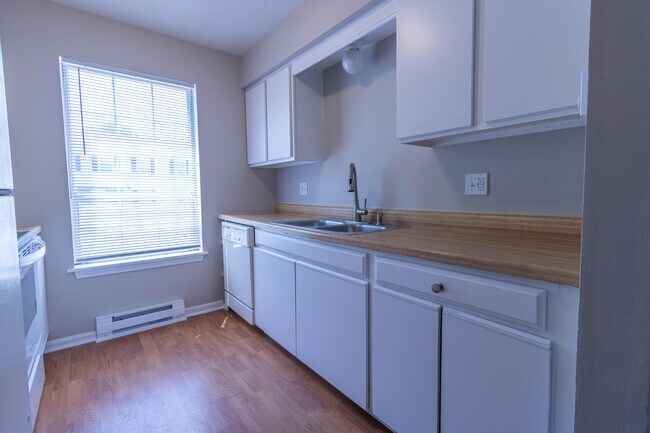 Building Photo - 1635A W Amos Dr