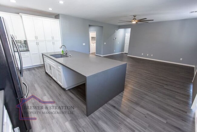 Building Photo - 391 S 163rd Dr - 4BR, 2BA - Sarival/Van Buren