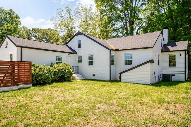 Building Photo - Sheek Updated Home With Pool!