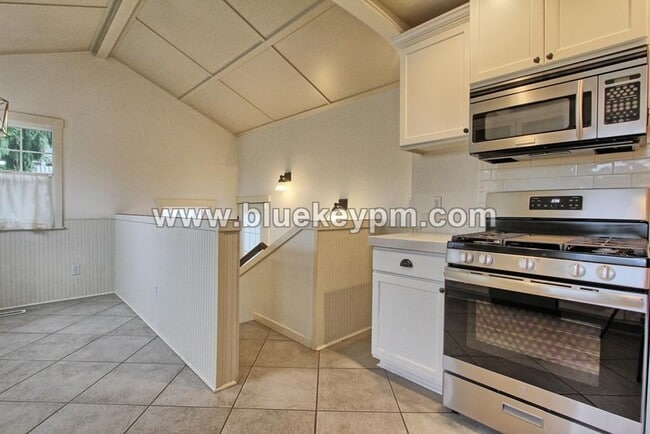 Building Photo - 3 Bed, 2 Bath Cottage in Uptown Vancouver with 2 Bedrooms on Main, Home Office and Bonus Room