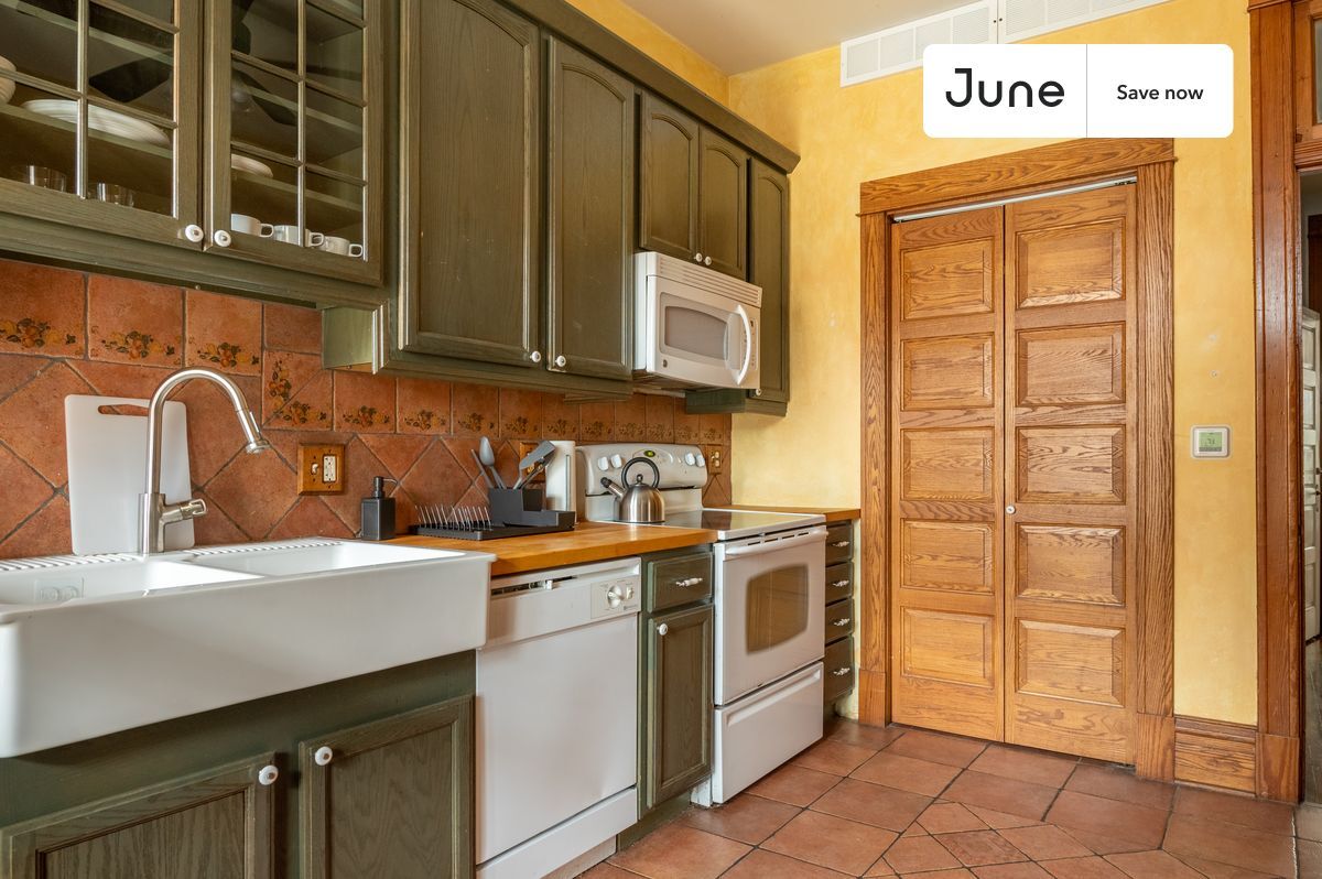 Building Photo - 3508 N Sheffield Ave