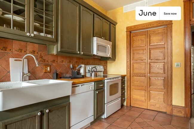 Building Photo - 3508 N Sheffield Ave