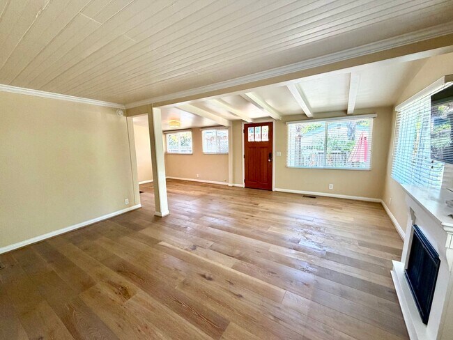 Building Photo - Charming 2 bdrm, 1 bath, + Bonus Room