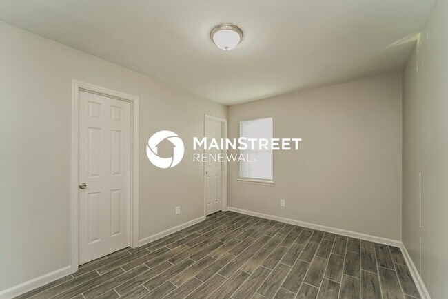Building Photo - 2 Bedroom Pet-Friendly Home in Charlotte, NC with Main Street Renewal