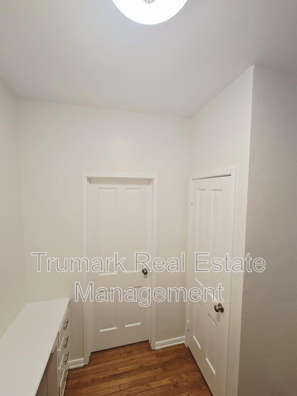 Building Photo - 410 E Harvard St