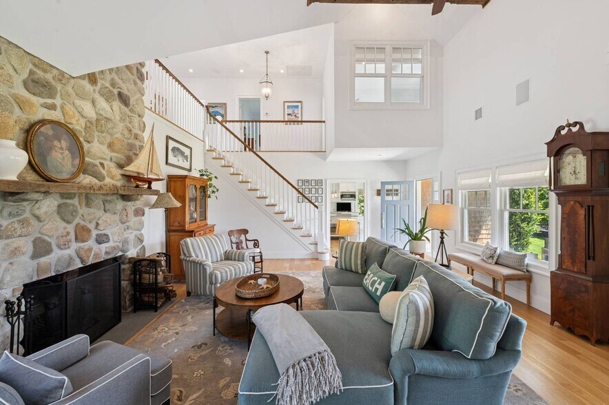 Building Photo - 32 W Neck Cir