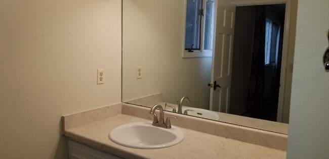 Building Photo - 3420 Clubheights Dr