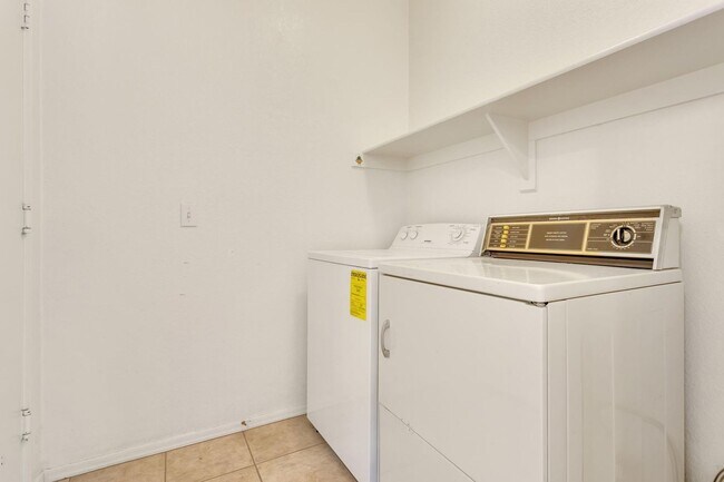 Building Photo - Beautiful 3 bedroom, 2 bath in great Mesa location!