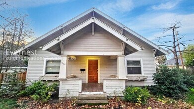 Building Photo - 4 Bed, 2 Bath Home with Fenced Yard / Vouchers Accepted