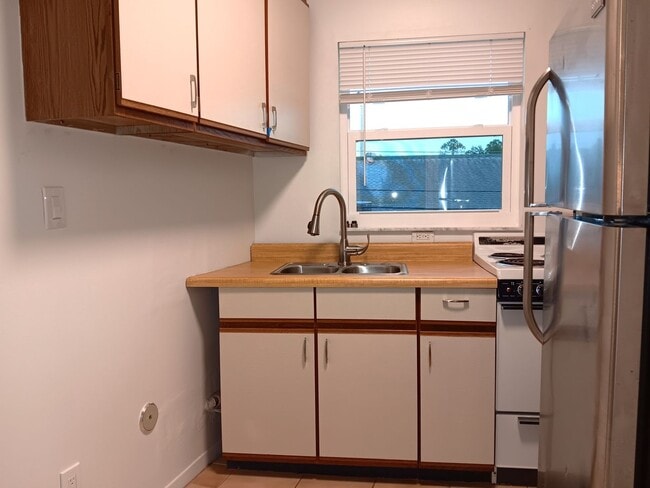 Building Photo - Cute and cozy near shops and transit