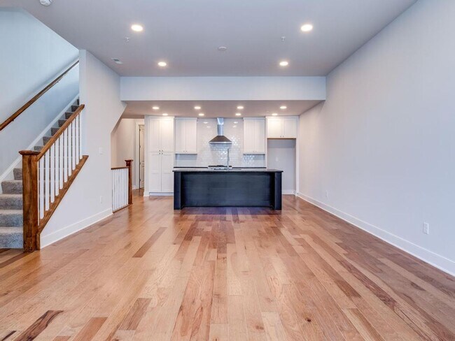 Building Photo - LUXURY  TOWNHOME FOR LEASE