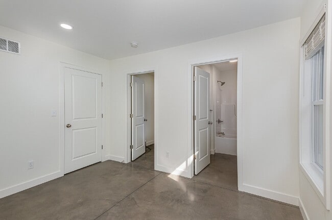 Building Photo - Newly Built 3-bedroom 2 bath Duplex $2200/...