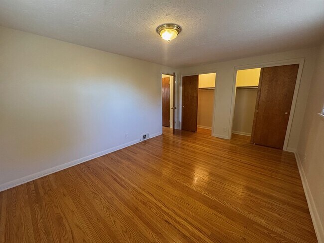 Building Photo - 16 Summit St