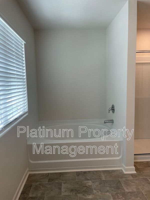 Building Photo - 551 Stoneybrook Dr