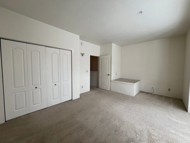 Building Photo - Bright and charming two bedroom townhome i...