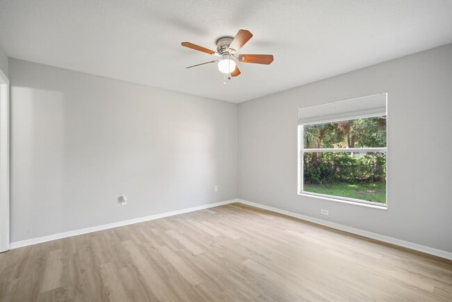 Building Photo - Move in Ready! Modern 3-Bedroom 2-bath Hom...