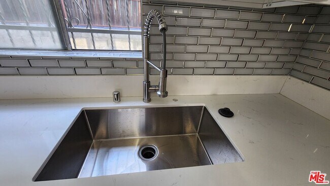 Building Photo - 4732 Elmwood Ave