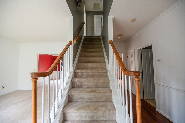 Building Photo - Wonderful and Spacious 3 bedroom home 2.5 bath in High Point with 2 car garage and large fenced-i...