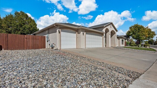 Building Photo - Spacious 3-Bed Ranch Home w/ 3-Car Garage & RV Parking In Quiet North Grand Junction Neighborhood