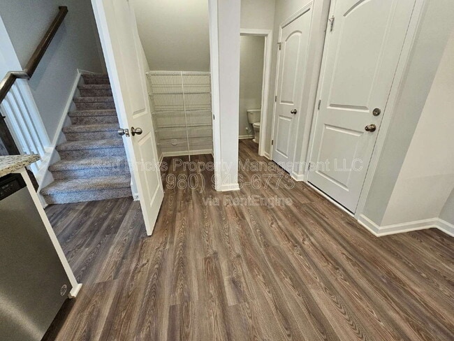 Building Photo - 7828 Nelson Rd