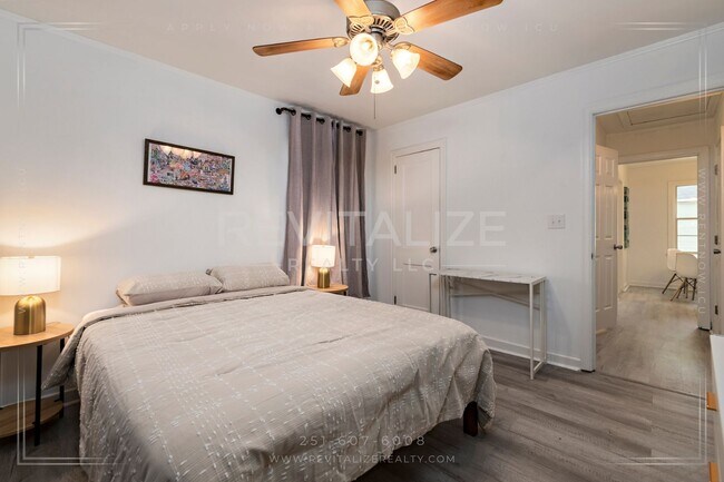 Building Photo - HALF-OFF DEPOSIT SPECIAL! Furnished 2 Bedr...
