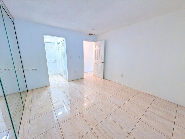 Building Photo - 6040 SW 26th St