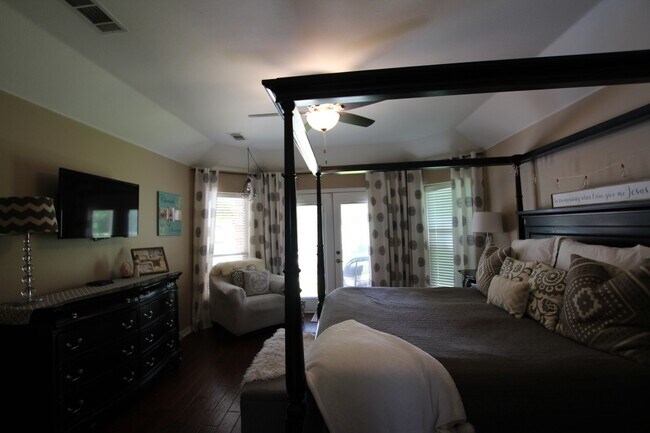 Building Photo - Lease Takeover Opportunity Available: Stun...