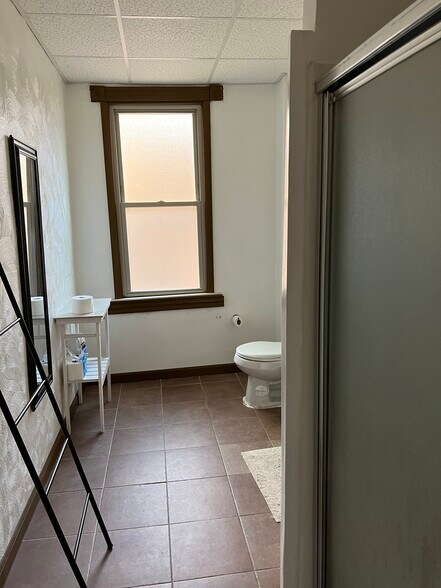 Bath 1 - 47 Boundary St