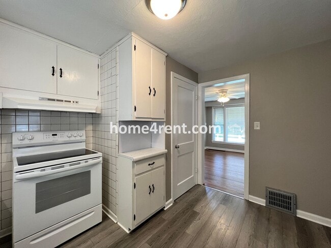 Building Photo - Cozy Ranch Style Home in KCMO w/ Wood Floors and a Fenced in Yard!