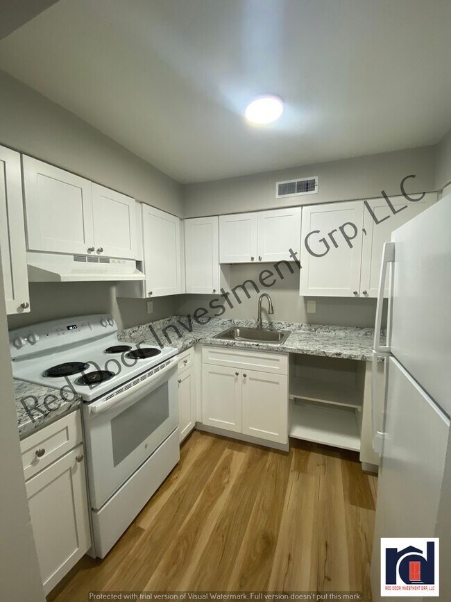 Building Photo - Upstairs 2/1 - Small Quiet Apartment Commu...