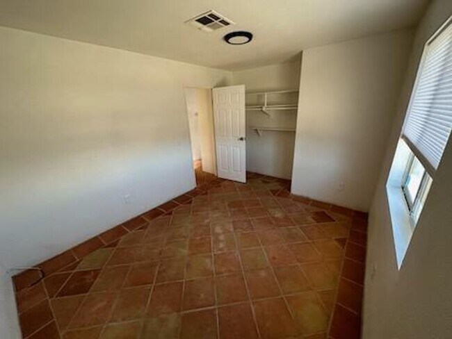 Building Photo - Well-maintained 2-bedroom, 1-bath home located near the 29 Palms Marine Base and Tortoise Rock Ca...