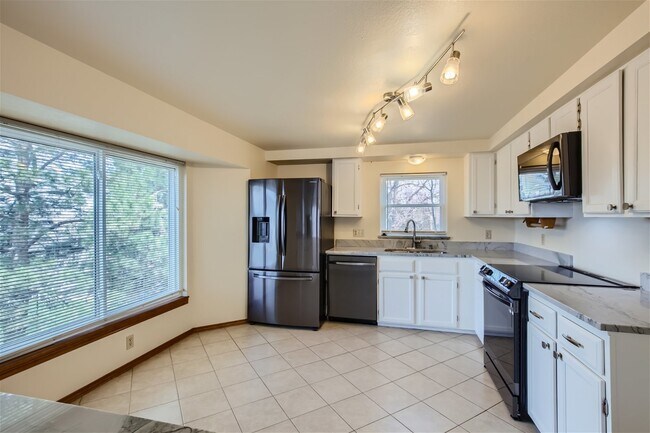 Building Photo - Beautiful Home in Summer Valley!