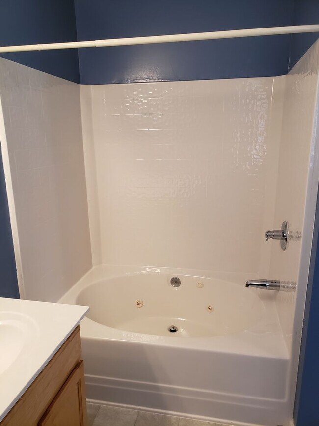 Building Photo - 1127 Fieldstone Dr