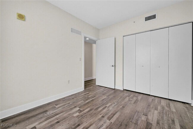 Building Photo - 3000 Oasis Grand Blvd