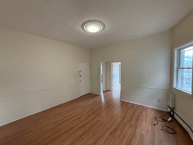 Building Photo - 37 E 49th St