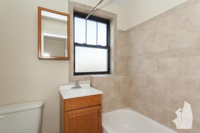 Building Photo - 0 bedroom in Chicago IL 60610