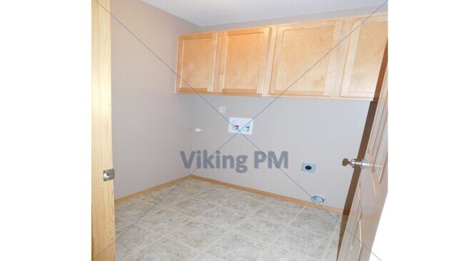 Building Photo - 528 NE Robin Ct