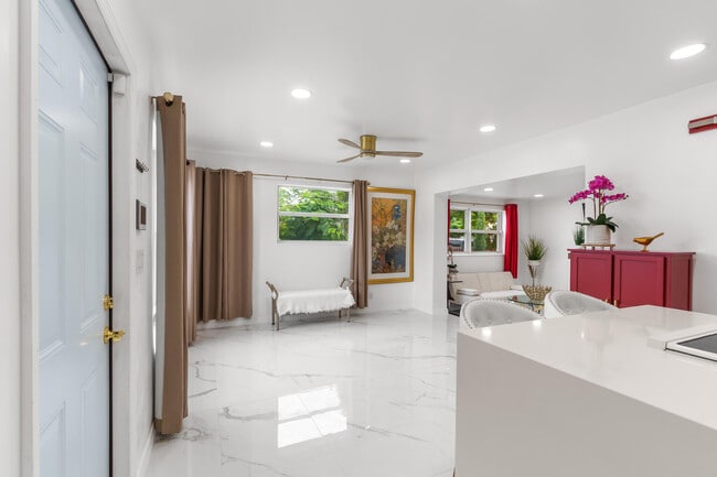 Building Photo - 201 NE 28th Ct